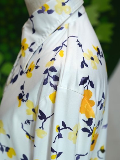 白地に黄色の花柄ブラウス - メトロポリタン オンライン（レトロ