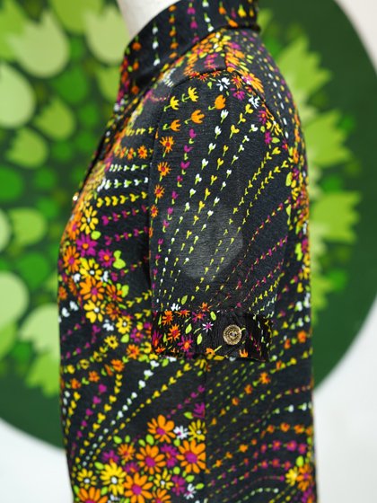 高評価の贈り物 黒地にカラフルな螺旋状の花柄ブラウス - メトロポリタン バレエ