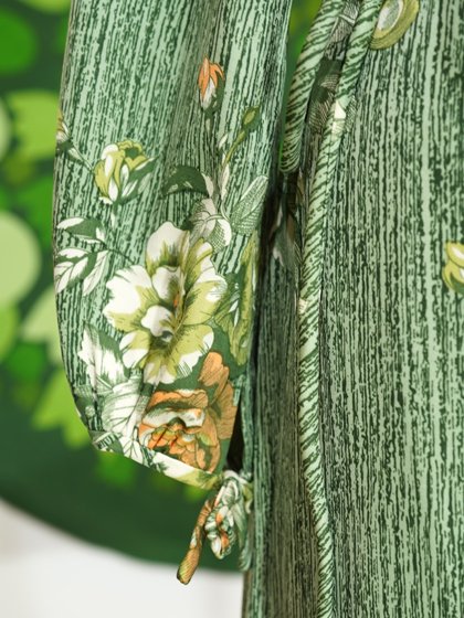 緑の木目ストライプ地に大きな花柄ハイネックワンピース