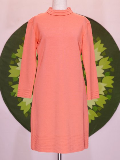 古着 ビンテージ 70s ワンピース サーモンピンク デッドストック サーモンピンクのハイネックニットワンピース - メトロポリタン