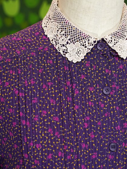 紫地にピンク黄の花柄白レース襟ワンピース - メトロポリタン