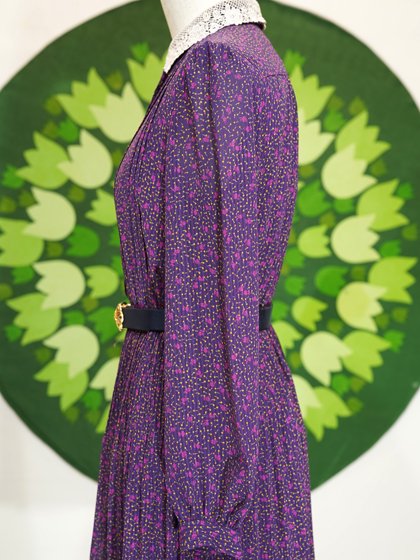 紫地にピンク黄の花柄白レース襟ワンピース - メトロポリタン