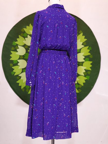 紫地にランダムドットと手描きの線で描かれた花柄ワンピース