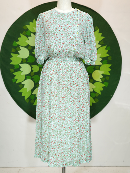 ミントグリーン地に赤の花柄アシンメトリーワンピース