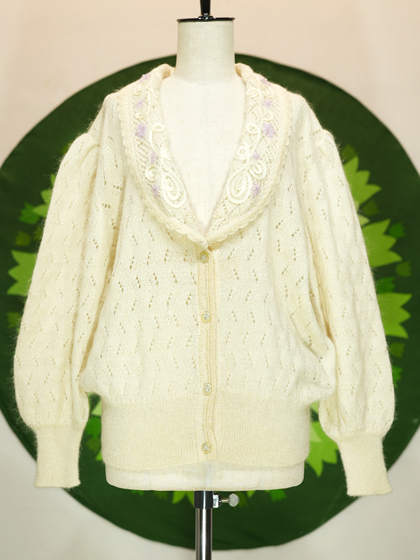 アイボリー地に薄紫の花柄刺繍カーディガン