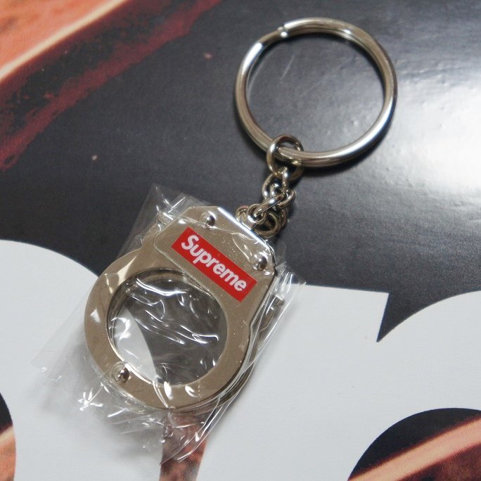 Supreme Handcuffs Keychain<img class='new_mark_img2' src='https://img.shop-pro.jp/img/new/icons47.gif' style='border:none;display:inline;margin:0px;padding:0px;width:auto;' />