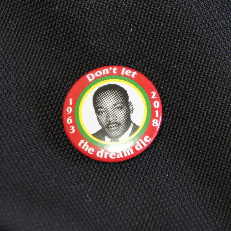 Supreme Dream Button<img class='new_mark_img2' src='https://img.shop-pro.jp/img/new/icons15.gif' style='border:none;display:inline;margin:0px;padding:0px;width:auto;' />