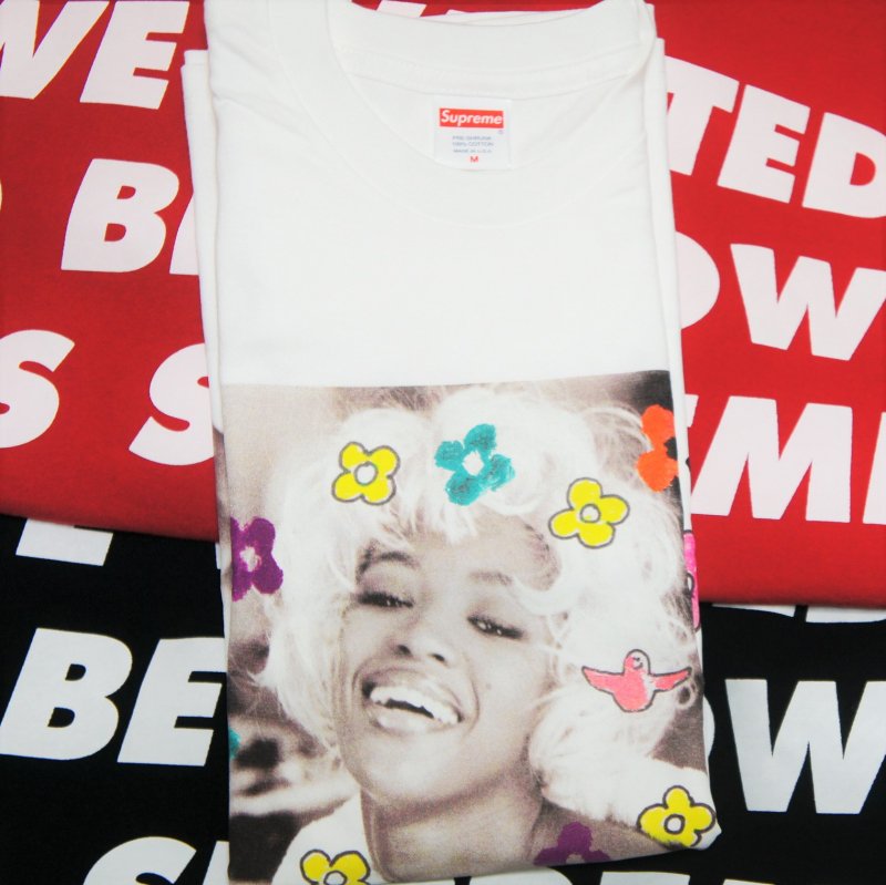 Supreme Naomi Tee<img class='new_mark_img2' src='https://img.shop-pro.jp/img/new/icons15.gif' style='border:none;display:inline;margin:0px;padding:0px;width:auto;' />