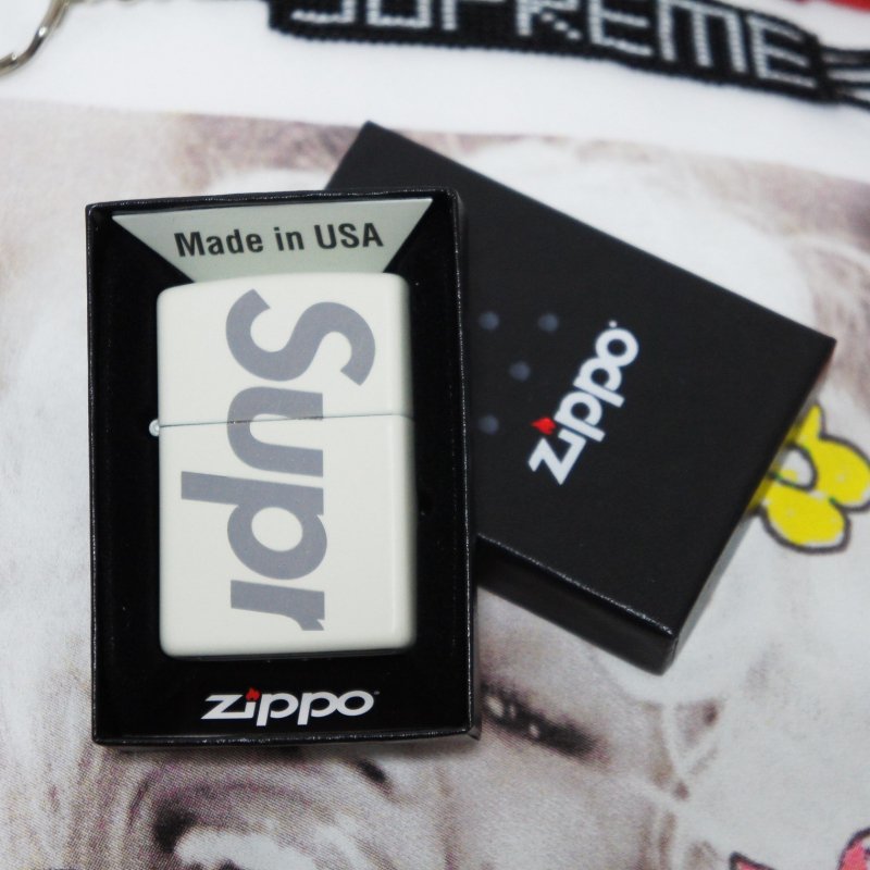Supreme Glow in the Dark Zippo<img class='new_mark_img2' src='https://img.shop-pro.jp/img/new/icons47.gif' style='border:none;display:inline;margin:0px;padding:0px;width:auto;' />