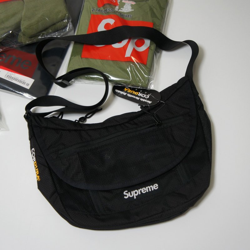 Supreme Small Messenger Bag<img class='new_mark_img2' src='https://img.shop-pro.jp/img/new/icons15.gif' style='border:none;display:inline;margin:0px;padding:0px;width:auto;' />
