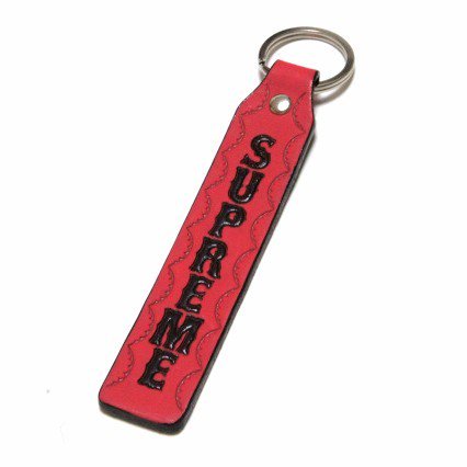 Supreme Leather Strap Keychain<img class='new_mark_img2' src='https://img.shop-pro.jp/img/new/icons47.gif' style='border:none;display:inline;margin:0px;padding:0px;width:auto;' />