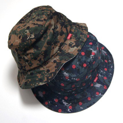 COMME des GARCONS SHIRT Supreme Crusher Hat<img class='new_mark_img2' src='https://img.shop-pro.jp/img/new/icons47.gif' style='border:none;display:inline;margin:0px;padding:0px;width:auto;' />