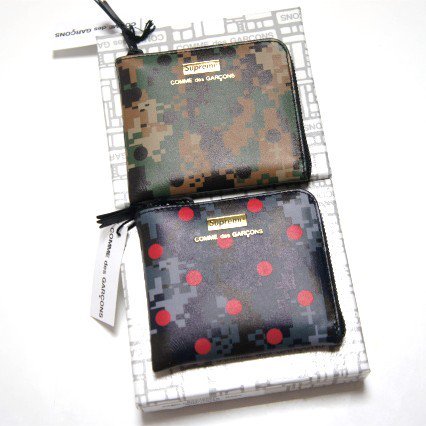 COMME des GARCONS SHIRT Supreme Half Zip Wallet<img class='new_mark_img2' src='https://img.shop-pro.jp/img/new/icons47.gif' style='border:none;display:inline;margin:0px;padding:0px;width:auto;' />