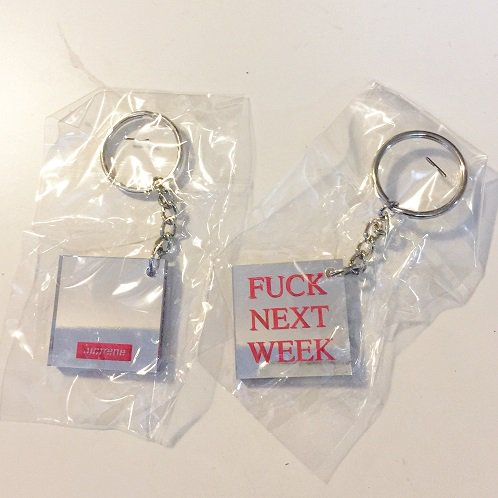 Supreme Mirror Keychain<img class='new_mark_img2' src='https://img.shop-pro.jp/img/new/icons47.gif' style='border:none;display:inline;margin:0px;padding:0px;width:auto;' />