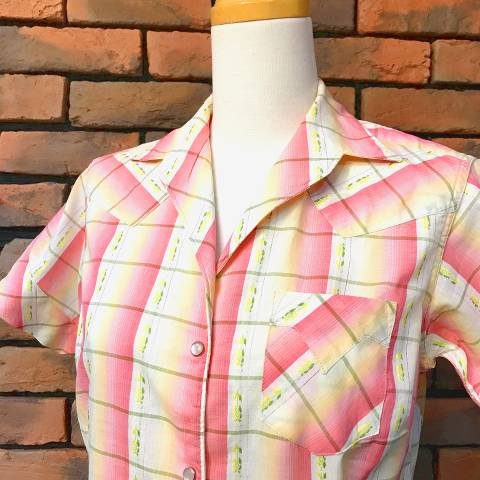 <img class='new_mark_img1' src='https://img.shop-pro.jp/img/new/icons26.gif' style='border:none;display:inline;margin:0px;padding:0px;width:auto;' />Open Collar Pink Plaid Western Shirt