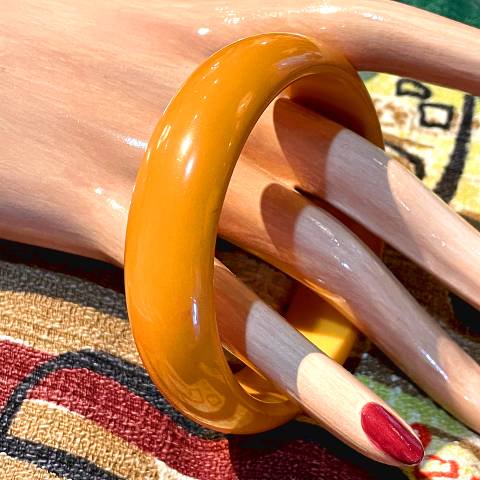 <img class='new_mark_img1' src='https://img.shop-pro.jp/img/new/icons13.gif' style='border:none;display:inline;margin:0px;padding:0px;width:auto;' />Butterscotch Bakelite Bangle