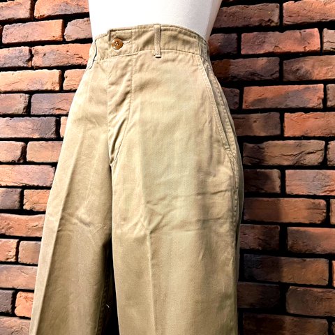 <img class='new_mark_img1' src='https://img.shop-pro.jp/img/new/icons13.gif' style='border:none;display:inline;margin:0px;padding:0px;width:auto;' />40’s Buttonfly Chino Trousers