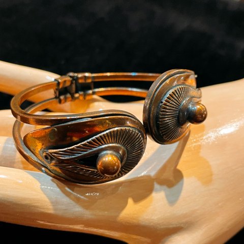<img class='new_mark_img1' src='https://img.shop-pro.jp/img/new/icons13.gif' style='border:none;display:inline;margin:0px;padding:0px;width:auto;' />Copper Spring Hinge Bangle