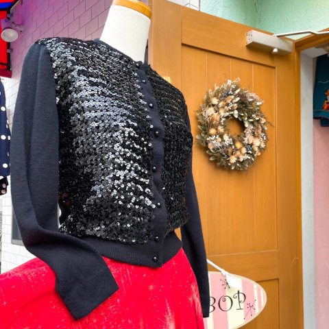 <img class='new_mark_img1' src='https://img.shop-pro.jp/img/new/icons13.gif' style='border:none;display:inline;margin:0px;padding:0px;width:auto;' />Black Sequin Knit Cardigan 