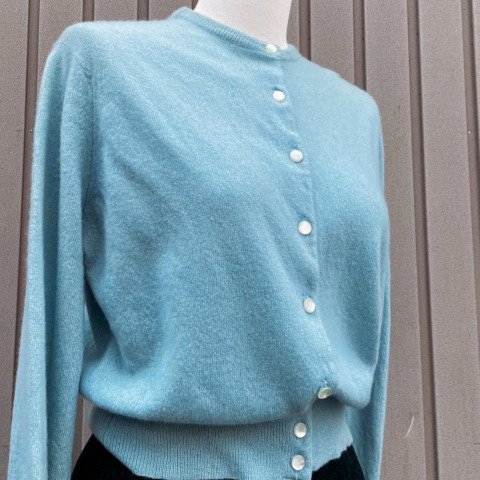 <img class='new_mark_img1' src='https://img.shop-pro.jp/img/new/icons13.gif' style='border:none;display:inline;margin:0px;padding:0px;width:auto;' />Pale Blue Cashmere Knit Cardigan