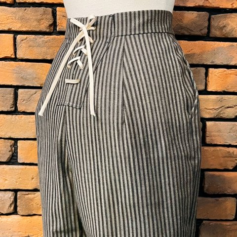 <img class='new_mark_img1' src='https://img.shop-pro.jp/img/new/icons13.gif' style='border:none;display:inline;margin:0px;padding:0px;width:auto;' />Back Lace-Up Striped Capri Pants
