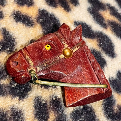 <img class='new_mark_img1' src='https://img.shop-pro.jp/img/new/icons13.gif' style='border:none;display:inline;margin:0px;padding:0px;width:auto;' />40's Horse Head Wooden Brooch