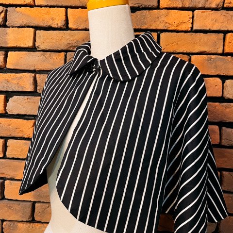 <img class='new_mark_img1' src='https://img.shop-pro.jp/img/new/icons13.gif' style='border:none;display:inline;margin:0px;padding:0px;width:auto;' />Black & Stripe Reversible Cape