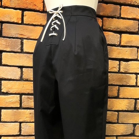 <img class='new_mark_img1' src='https://img.shop-pro.jp/img/new/icons13.gif' style='border:none;display:inline;margin:0px;padding:0px;width:auto;' />Back Lace-Up Black Capri Pants