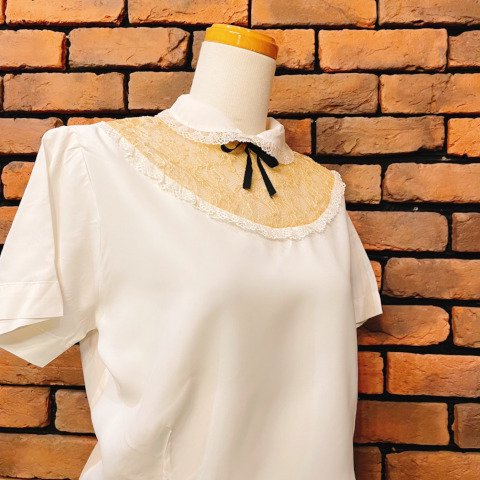 <img class='new_mark_img1' src='https://img.shop-pro.jp/img/new/icons13.gif' style='border:none;display:inline;margin:0px;padding:0px;width:auto;' />Bow & Lace Collar Back Button Blouse