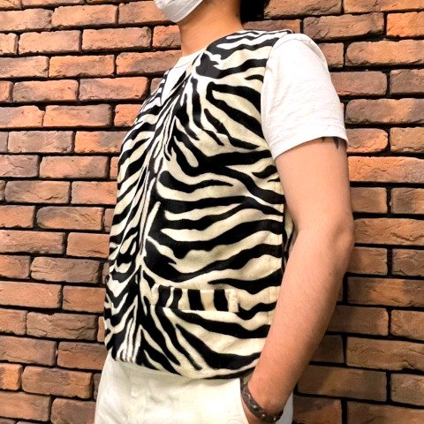 <img class='new_mark_img1' src='https://img.shop-pro.jp/img/new/icons26.gif' style='border:none;display:inline;margin:0px;padding:0px;width:auto;' />Zebra Fur Side Button Vest
