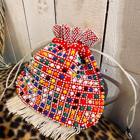 <img class='new_mark_img1' src='https://img.shop-pro.jp/img/new/icons13.gif' style='border:none;display:inline;margin:0px;padding:0px;width:auto;' />Multi Color Beaded Drawstring Purse