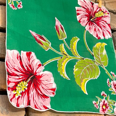 <img class='new_mark_img1' src='https://img.shop-pro.jp/img/new/icons13.gif' style='border:none;display:inline;margin:0px;padding:0px;width:auto;' />Hibiscus Green Hankie