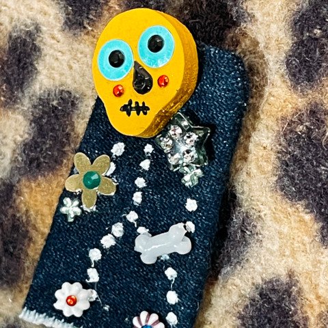 <img class='new_mark_img1' src='https://img.shop-pro.jp/img/new/icons13.gif' style='border:none;display:inline;margin:0px;padding:0px;width:auto;' />Yellow Face Skull Wooden Brooch