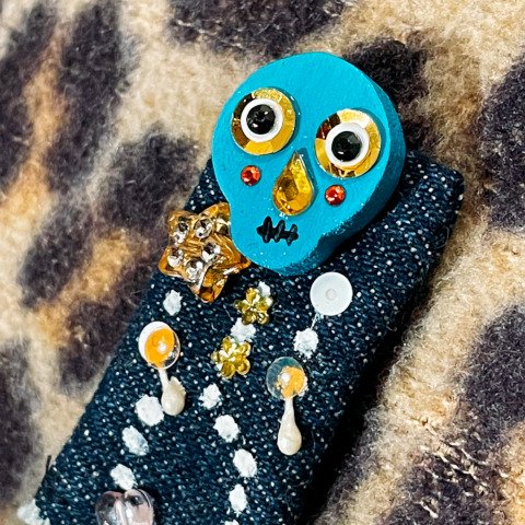 <img class='new_mark_img1' src='https://img.shop-pro.jp/img/new/icons13.gif' style='border:none;display:inline;margin:0px;padding:0px;width:auto;' />Blue Face Skull Wooden Brooch