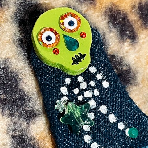 <img class='new_mark_img1' src='https://img.shop-pro.jp/img/new/icons13.gif' style='border:none;display:inline;margin:0px;padding:0px;width:auto;' />Green Face Skull Wooden Brooch