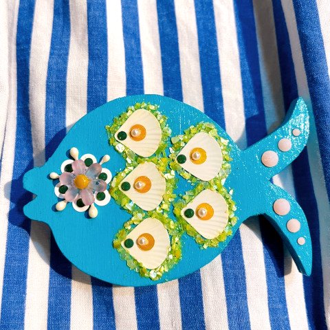 <img class='new_mark_img1' src='https://img.shop-pro.jp/img/new/icons13.gif' style='border:none;display:inline;margin:0px;padding:0px;width:auto;' />Blue Fish Jewel Wooden Brooch