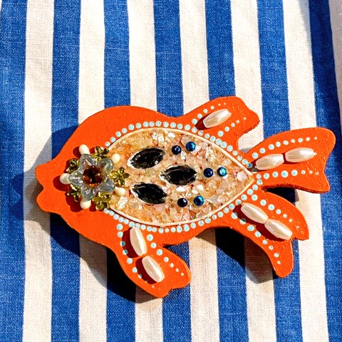 <img class='new_mark_img1' src='https://img.shop-pro.jp/img/new/icons13.gif' style='border:none;display:inline;margin:0px;padding:0px;width:auto;' />Orange Fish Jewel Wooden Brooch