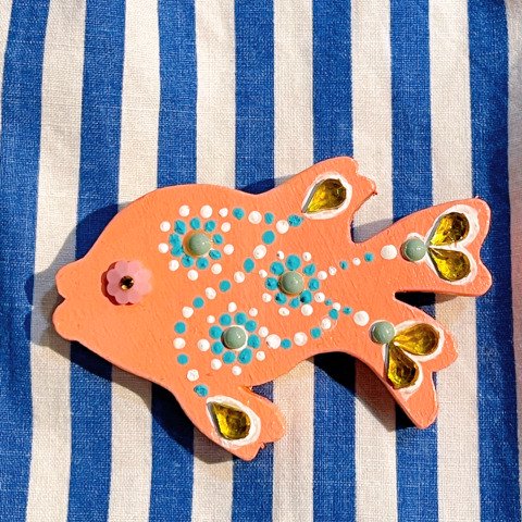 <img class='new_mark_img1' src='https://img.shop-pro.jp/img/new/icons13.gif' style='border:none;display:inline;margin:0px;padding:0px;width:auto;' />Pink Fish Jewel Wooden Brooch