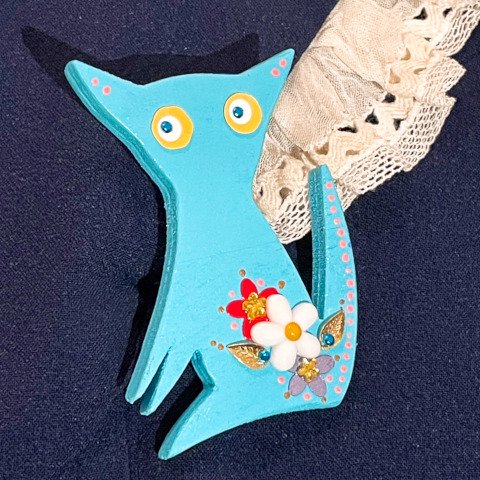 <img class='new_mark_img1' src='https://img.shop-pro.jp/img/new/icons13.gif' style='border:none;display:inline;margin:0px;padding:0px;width:auto;' />Cat Jewel Wooden Brooch