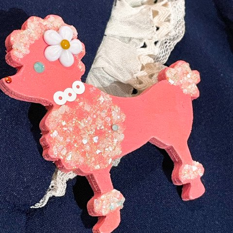 <img class='new_mark_img1' src='https://img.shop-pro.jp/img/new/icons13.gif' style='border:none;display:inline;margin:0px;padding:0px;width:auto;' />Poodle Jewel Wooden Brooch