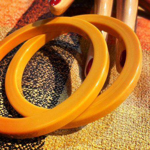 <img class='new_mark_img1' src='https://img.shop-pro.jp/img/new/icons13.gif' style='border:none;display:inline;margin:0px;padding:0px;width:auto;' />Butterscotch Celluloid Bangle