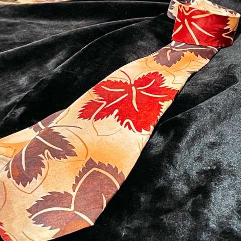 <img class='new_mark_img1' src='https://img.shop-pro.jp/img/new/icons13.gif' style='border:none;display:inline;margin:0px;padding:0px;width:auto;' />Maple Leaves Pattern Necktie