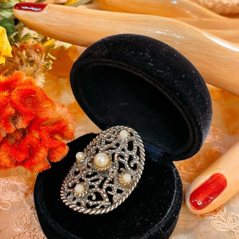 <img class='new_mark_img1' src='https://img.shop-pro.jp/img/new/icons13.gif' style='border:none;display:inline;margin:0px;padding:0px;width:auto;' />Pearl & Lace Mesh Oval Ring