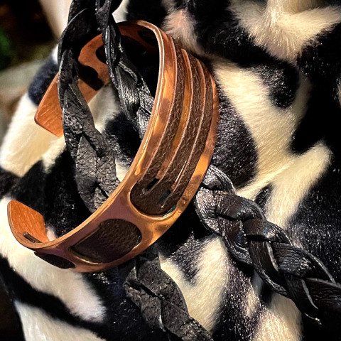 <img class='new_mark_img1' src='https://img.shop-pro.jp/img/new/icons13.gif' style='border:none;display:inline;margin:0px;padding:0px;width:auto;' />Copper & Leather Bangle 