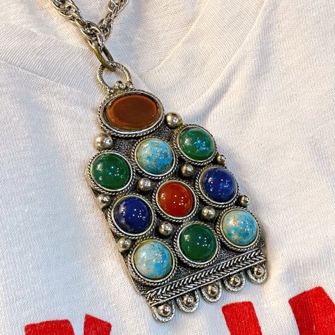 <img class='new_mark_img1' src='https://img.shop-pro.jp/img/new/icons13.gif' style='border:none;display:inline;margin:0px;padding:0px;width:auto;' />Silver & Stone Pendant Necklace