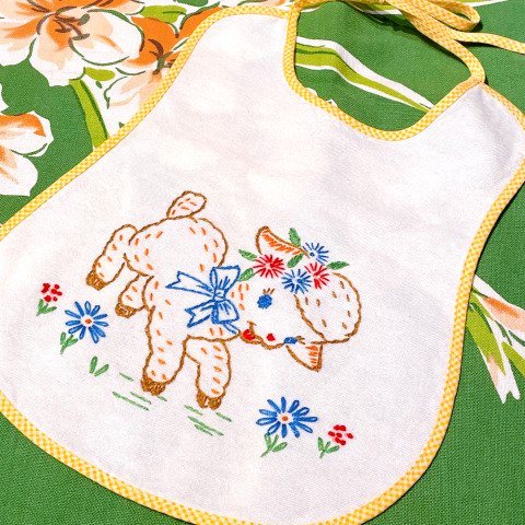 <img class='new_mark_img1' src='https://img.shop-pro.jp/img/new/icons13.gif' style='border:none;display:inline;margin:0px;padding:0px;width:auto;' />Little Lamb Embroidered Baby Bib