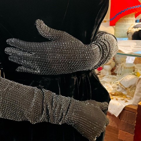 <img class='new_mark_img1' src='https://img.shop-pro.jp/img/new/icons13.gif' style='border:none;display:inline;margin:0px;padding:0px;width:auto;' />Black & Silver Lurex Long Gloves