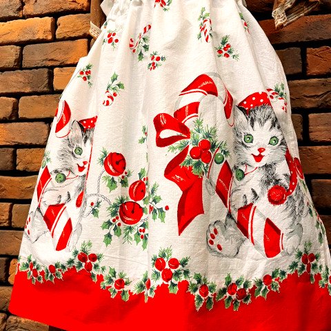 <img class='new_mark_img1' src='https://img.shop-pro.jp/img/new/icons13.gif' style='border:none;display:inline;margin:0px;padding:0px;width:auto;' />Kitten & Candy Cane Christmas Apron