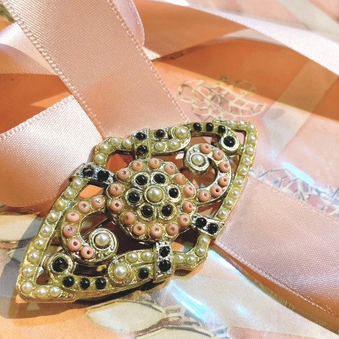 <img class='new_mark_img1' src='https://img.shop-pro.jp/img/new/icons13.gif' style='border:none;display:inline;margin:0px;padding:0px;width:auto;' />Diamond Shaped Microbeads Brooch