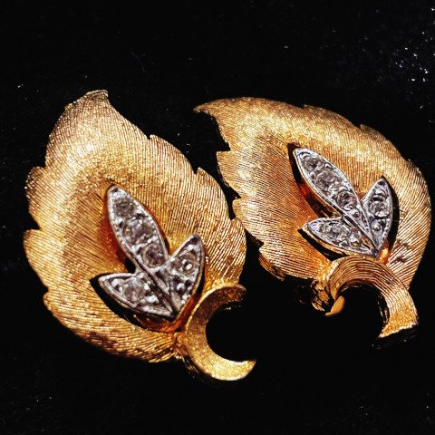 <img class='new_mark_img1' src='https://img.shop-pro.jp/img/new/icons13.gif' style='border:none;display:inline;margin:0px;padding:0px;width:auto;' />Gold & Rhinestones Leaf Earrings
